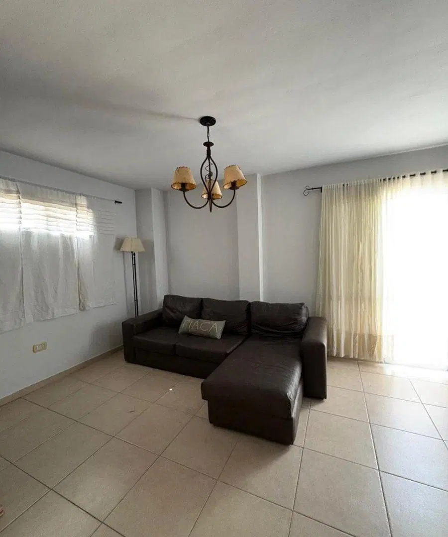 VENTA DE CASA CON PATIO VERDE EN BARRIO SUR 3