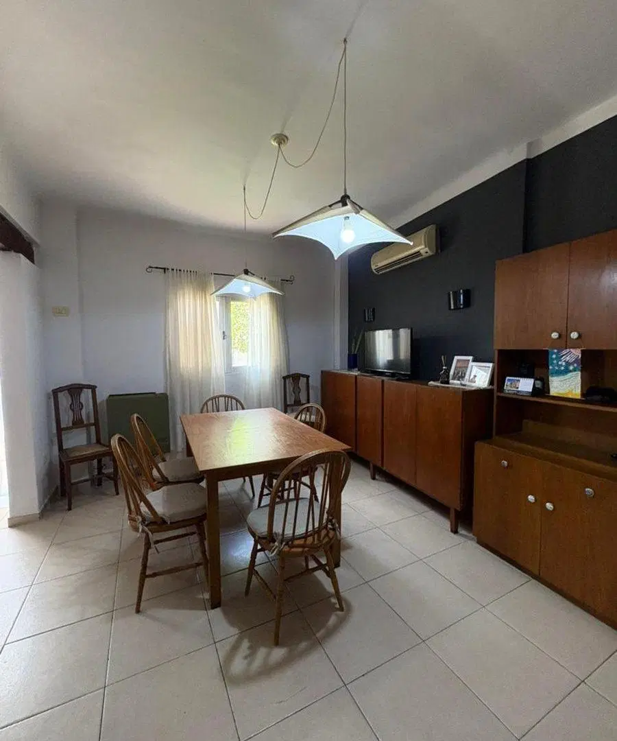 VENTA DE CASA CON PATIO VERDE EN BARRIO SUR 5