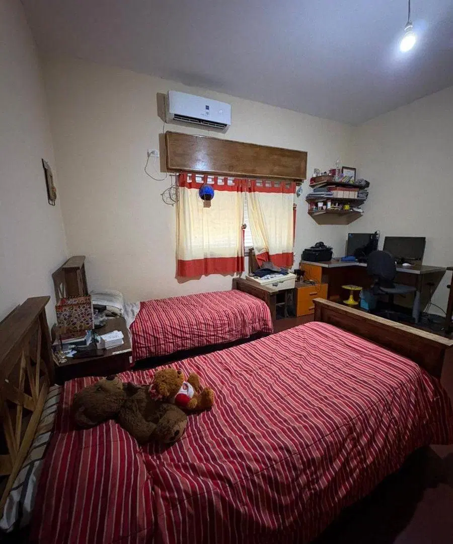 VENTA DE CASA CON PATIO VERDE EN BARRIO SUR 4