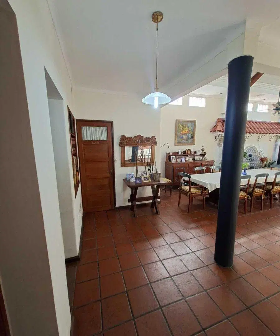 Casa de 8 ambientes, c/cochera, quincho y terraza 2