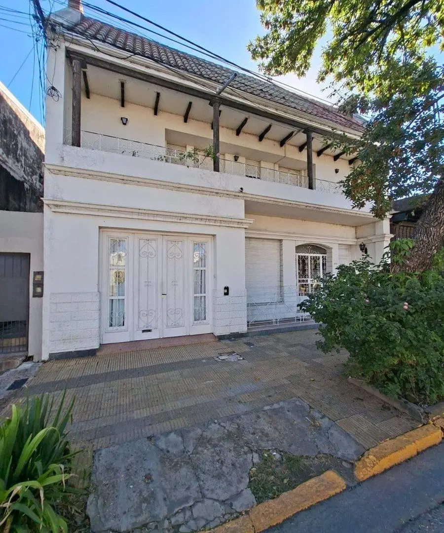 Casa de 8 ambientes, c/cochera, quincho y terraza 4