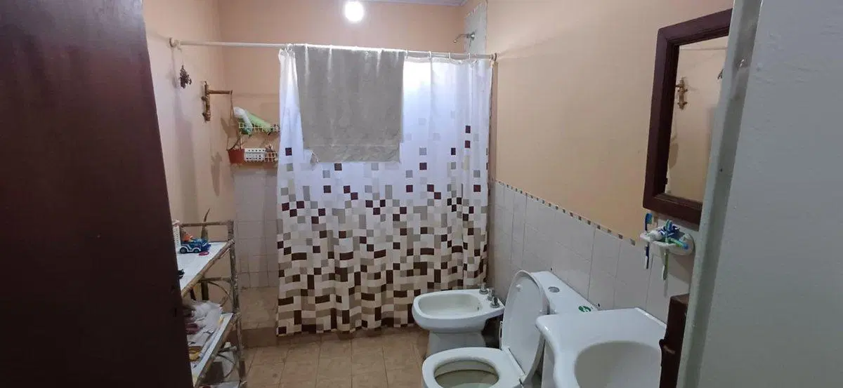 CASA CUATRO DORMITORIOS  CON GRAN PATIO VERDE 5