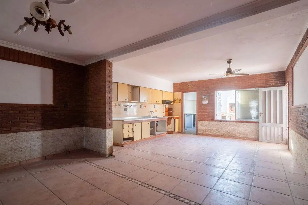 SE VENDE Casa 2 dorm. + patio y cochera 3