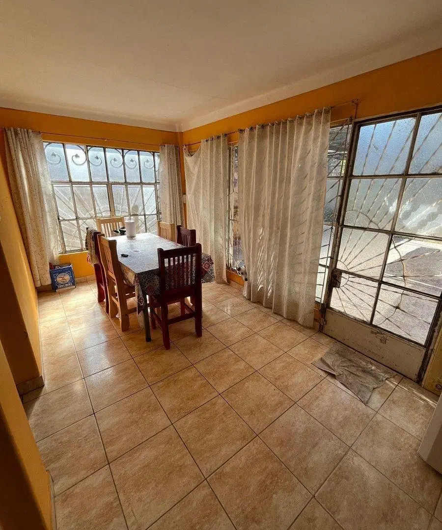 Venta casa 2 Dorm. Cochera y patio a mts de Av. 5