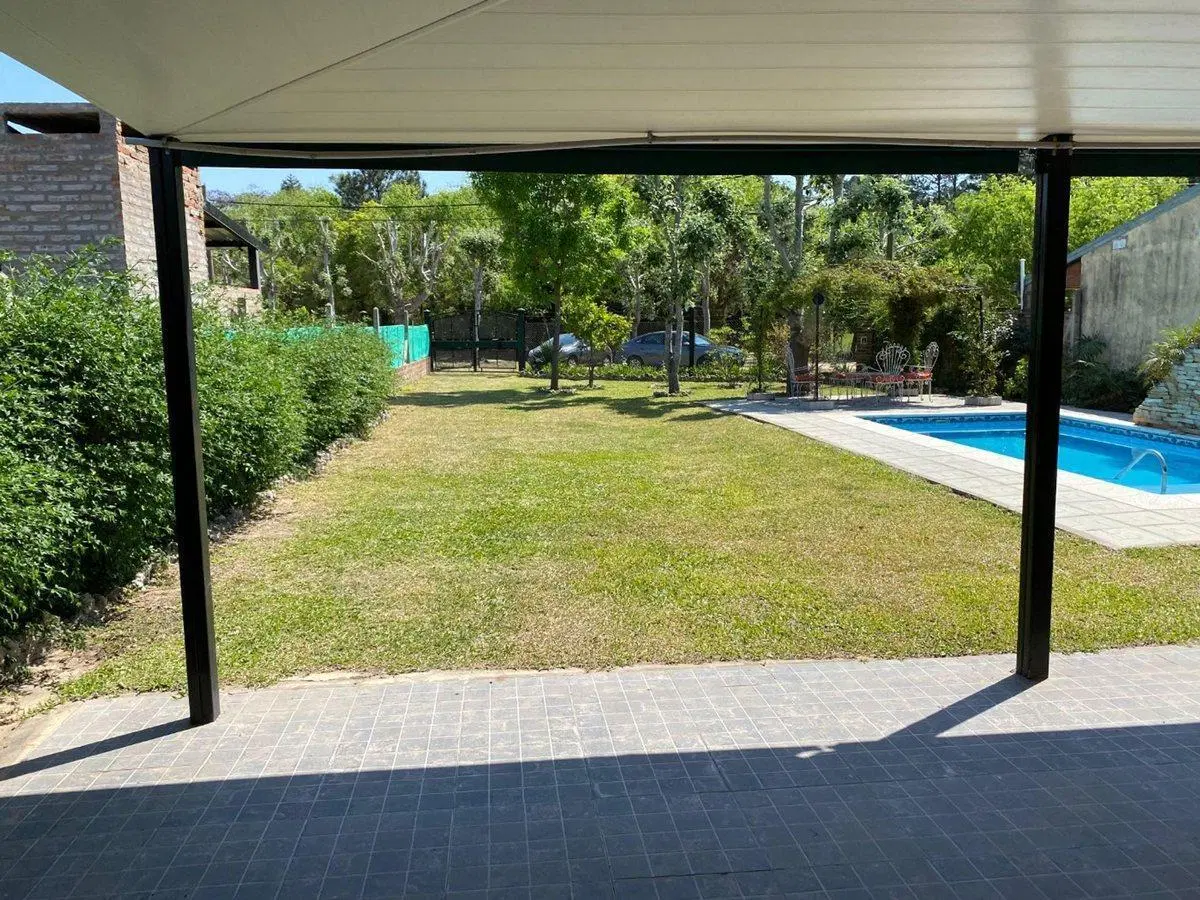 Casa con pileta en venta a 100 metros de Ruta N1 3
