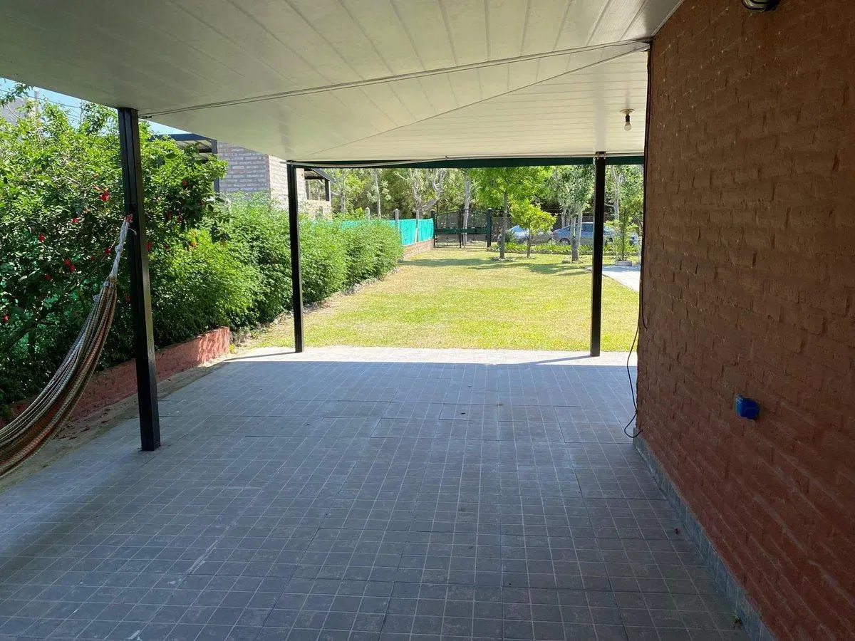 Casa con pileta en venta a 100 metros de Ruta N1 4