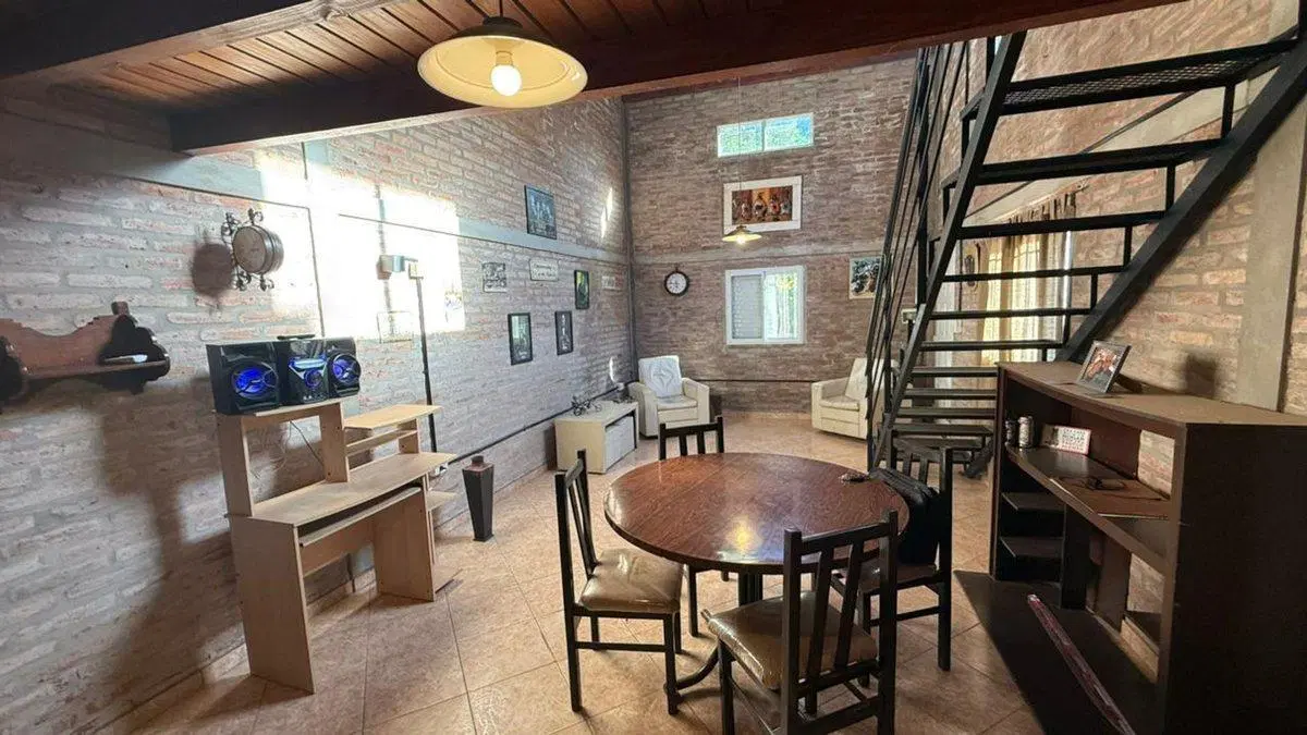 CASA CON PILETA A MTS DE R1 EN VENTA 5