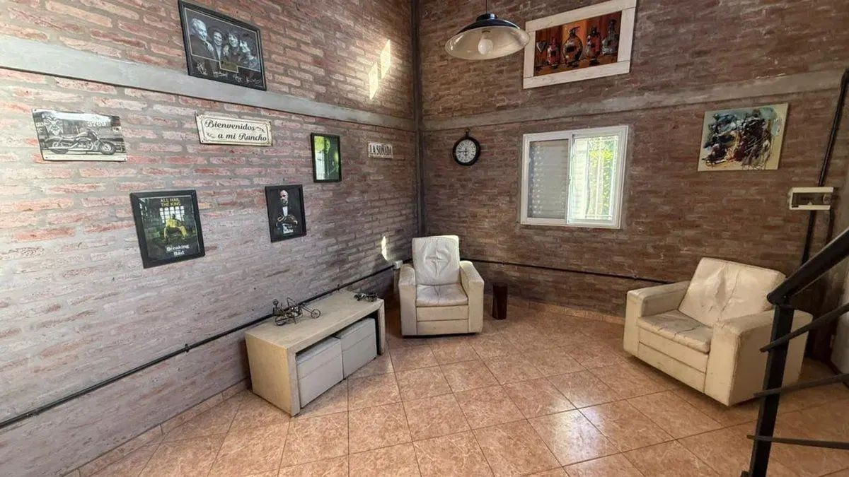 CASA CON PILETA A MTS DE R1 EN VENTA 3