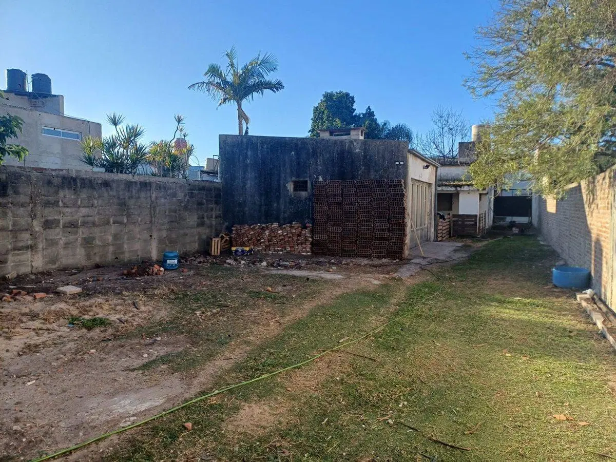 Casa 2 dormitorios con  gran terreno 4