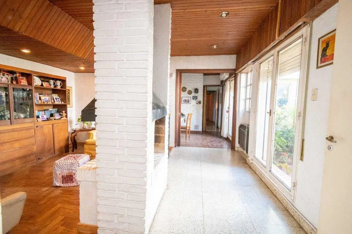 Casa en venta con gran lote sobre Av. Fcdo Zuviría 3