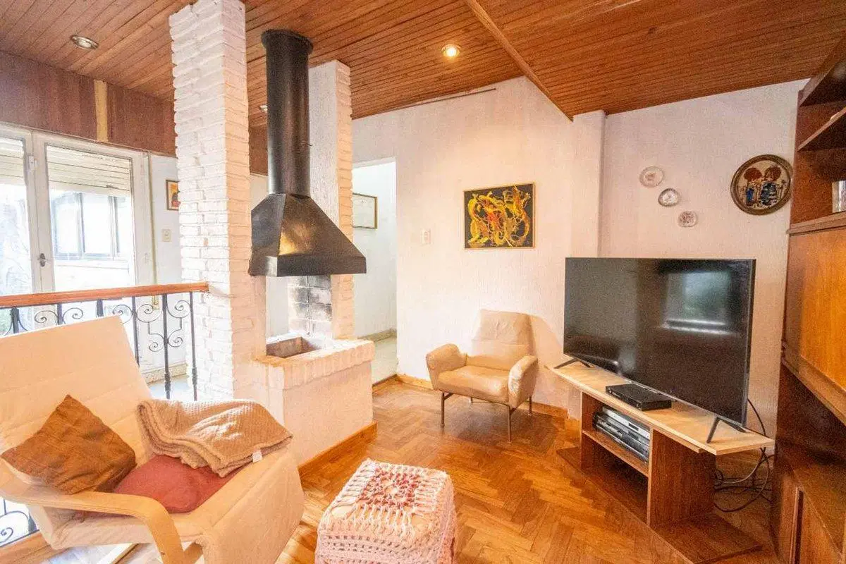Casa en venta con gran lote sobre Av. Fcdo Zuviría 5