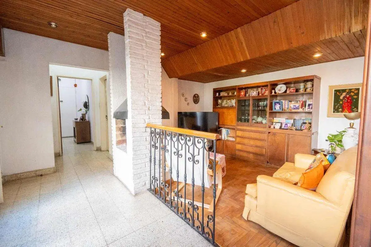 Casa en venta con gran lote sobre Av. Fcdo Zuviría 4