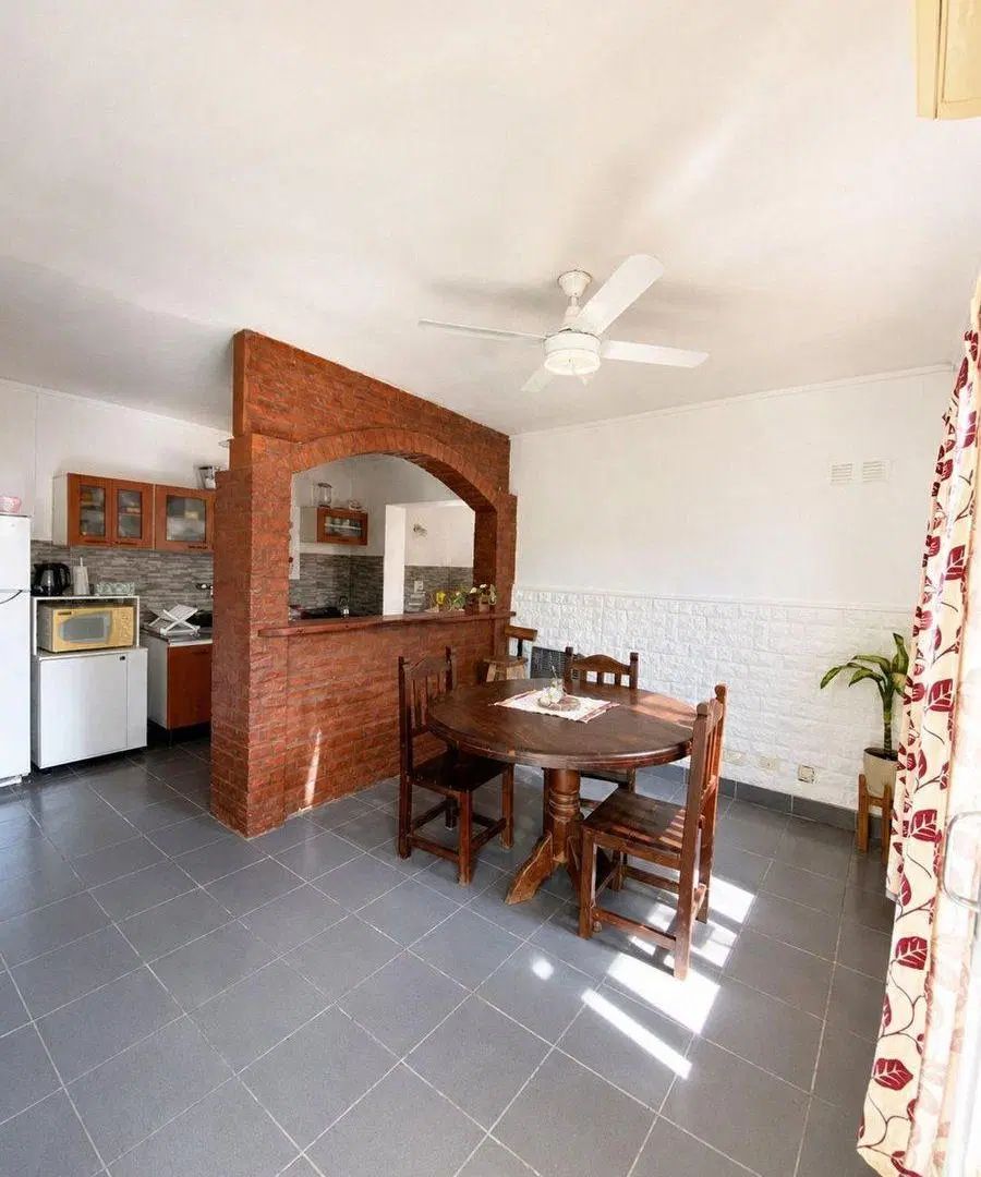 VENTA DE IMPECABLE CASA CON ENORME PATIO 2