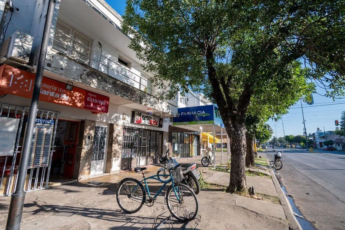 Casa + 2 locales en venta sobre importante avenida 4