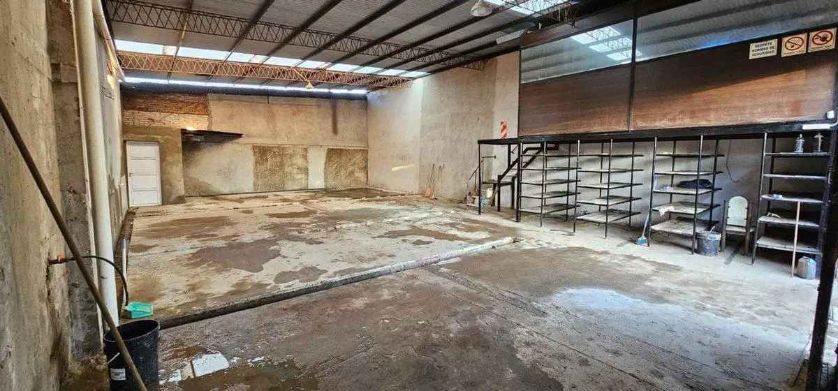 Venta de Galpón zona Hipódromo 2