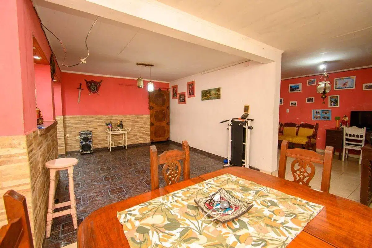 Venta- Casa 3d, cochera doble y patio -B° Favaloro 5