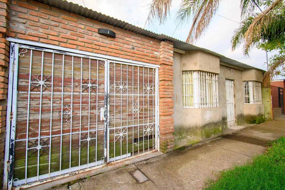 Venta- Casa 3d, cochera doble y patio -B° Favaloro 2