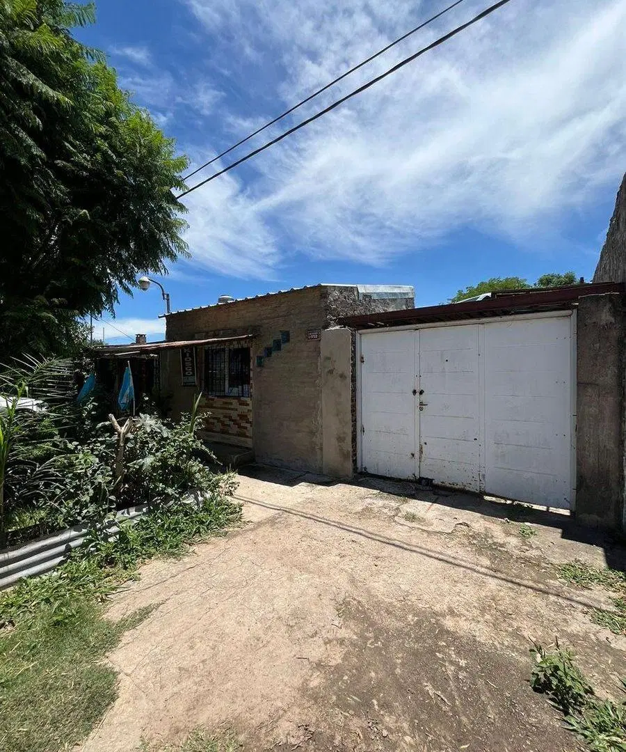 Se vende casa a remodelar con amplio terreno 2