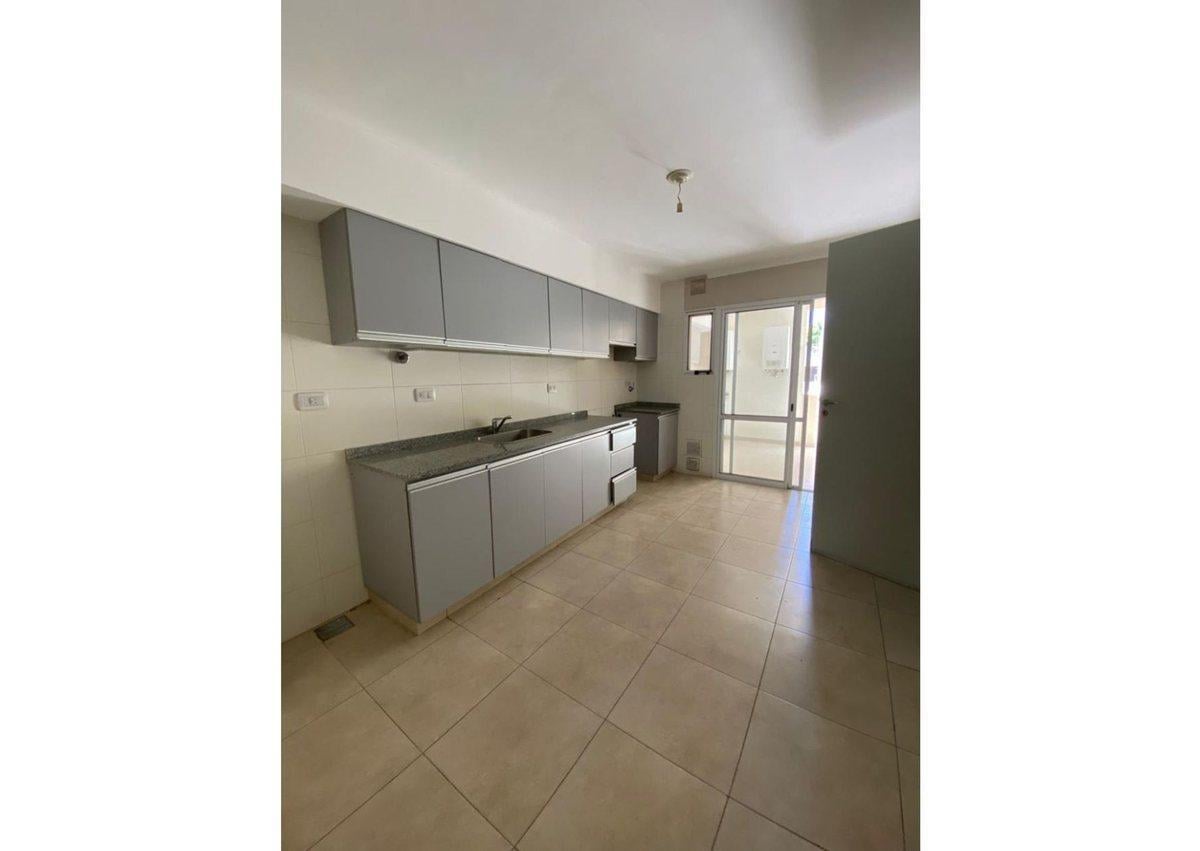 Foto de DPTO DE 4 DORM. PATIO CON ASADOR EN AV. RIVADAVIA, imagen 4