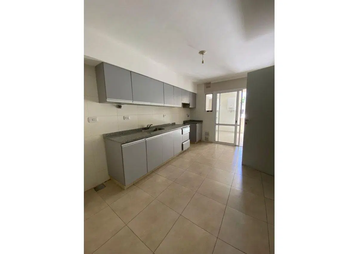 DPTO DE 4 DORM. PATIO CON ASADOR EN AV. RIVADAVIA 4