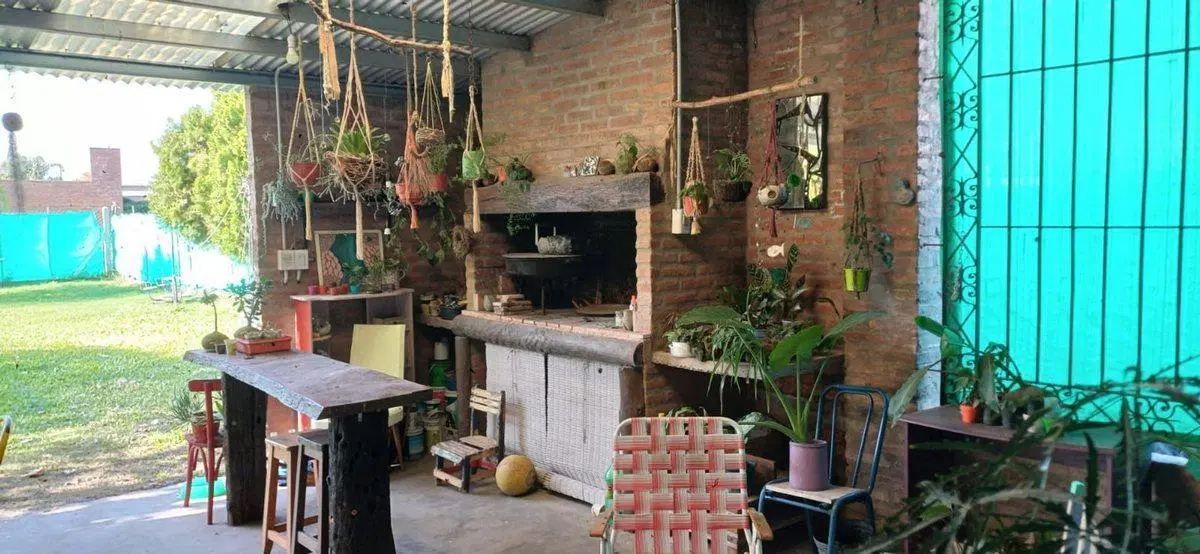 CASA CUATRO DORMITORIOS  CON GRAN PATIO VERDE 3