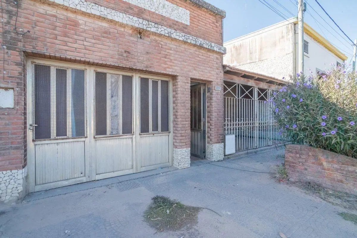 SE VENDE Casa 2 dorm. + patio y cochera 4