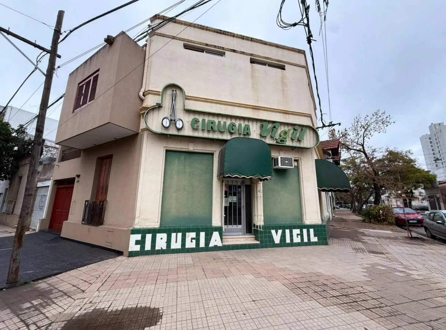 Local con depósito y oficina en alquiler s/ ochava 4