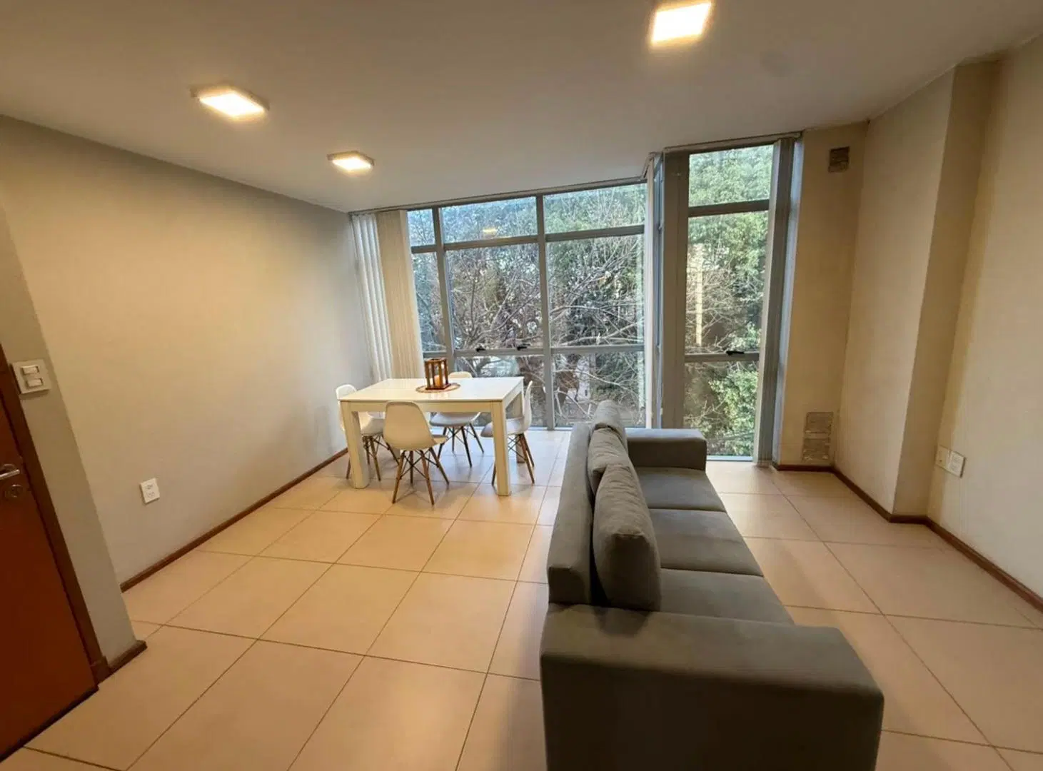 Semipiso amoblado con cochera en alquiler sobre Bv 4