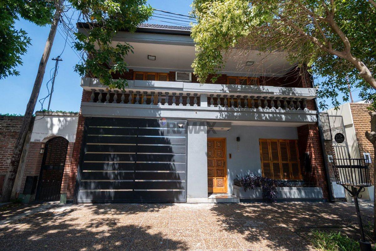 Casa 2/3 Dormitorios -Cochera y Pileta