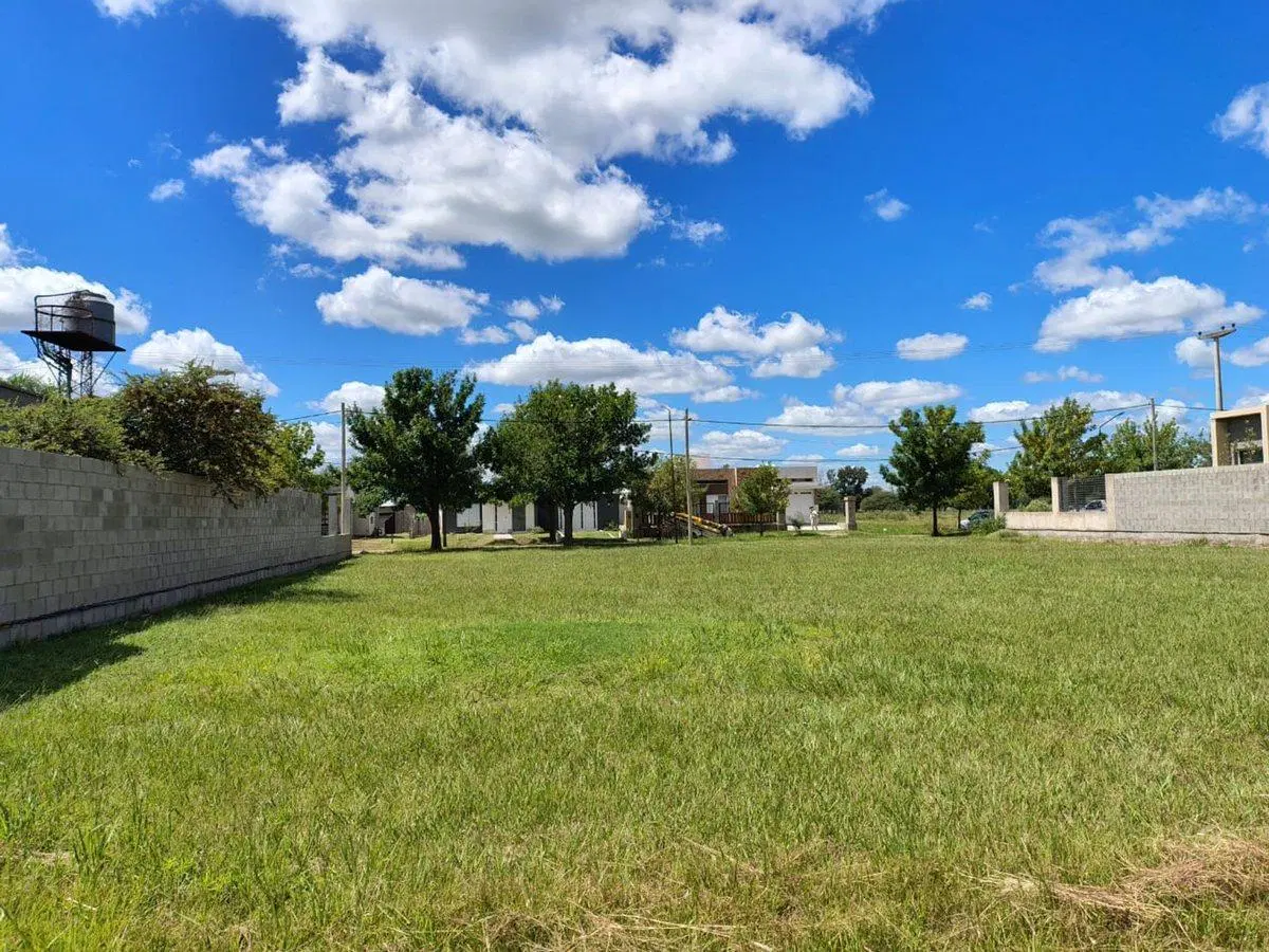 TERRENO DE GRANDES DIMENSIONES EN ZONA RESIDENCIAL 4