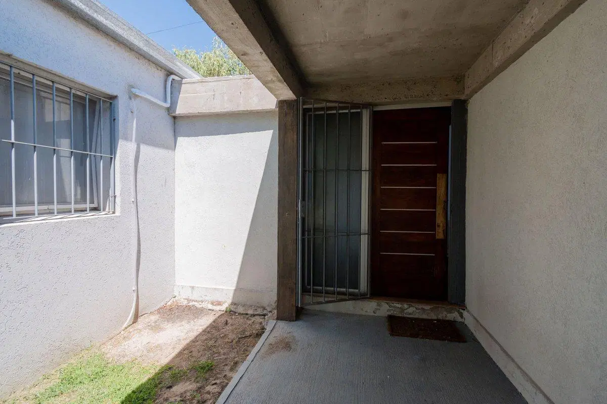 MODERNA CASA, CON 5 DORM, PILETA Y PARRILLA. 2