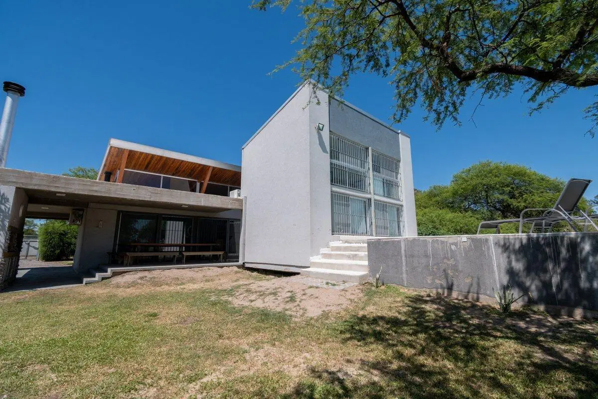 MODERNA CASA, CON 5 DORM, PILETA Y PARRILLA. 3