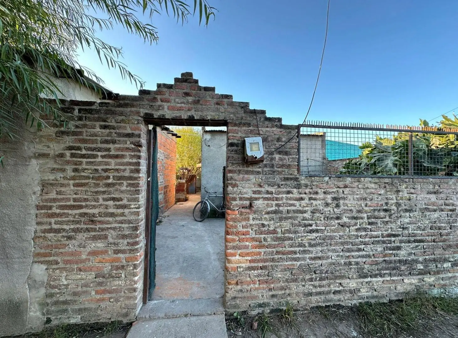 Casa al frente de 2 dormitorios cercano a Avenida 4
