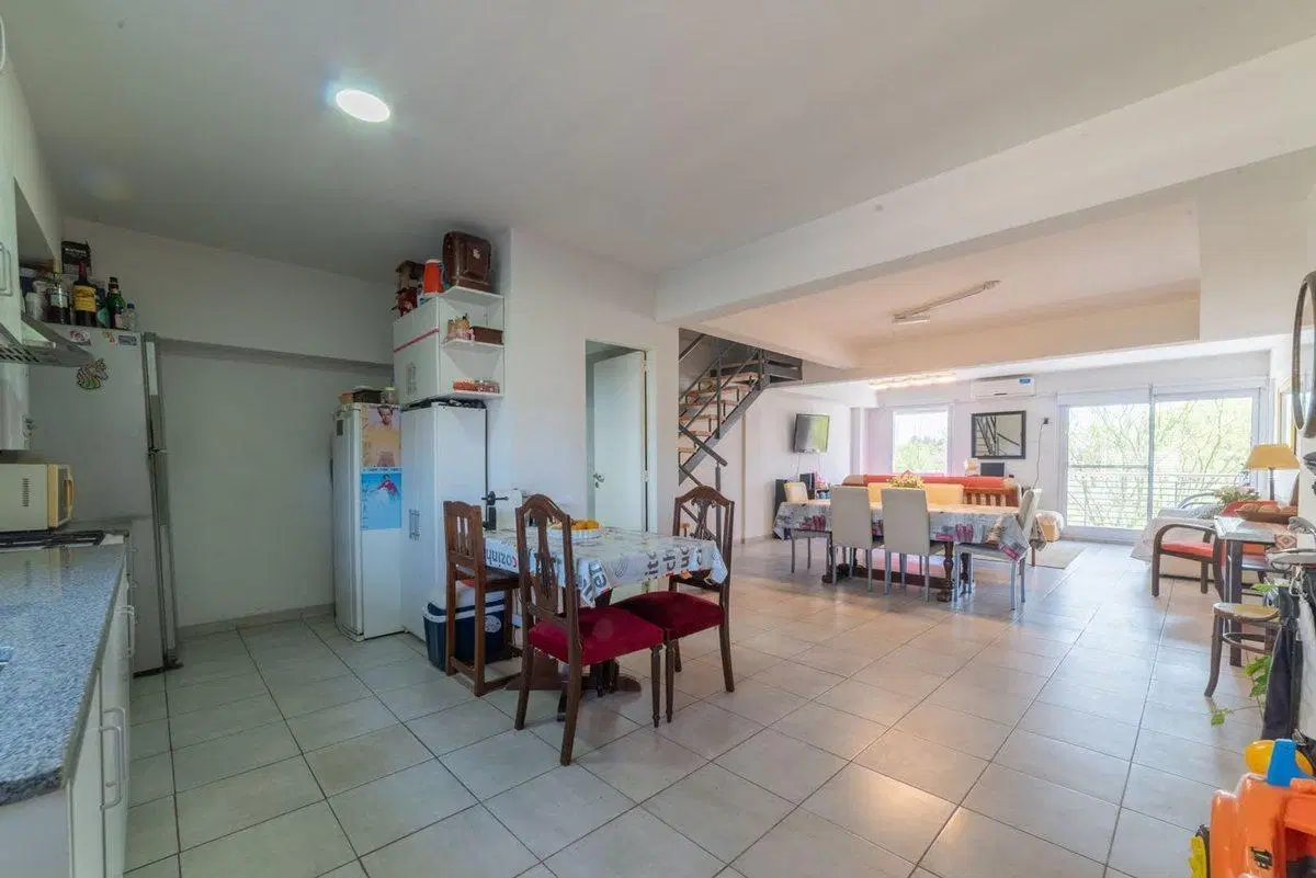 SE VENDE HERMOSO DUPLEX DE 3 DORMITORIOS 4