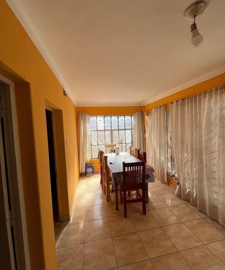 Venta casa 2 Dorm. Cochera y patio a mts de Av. 3