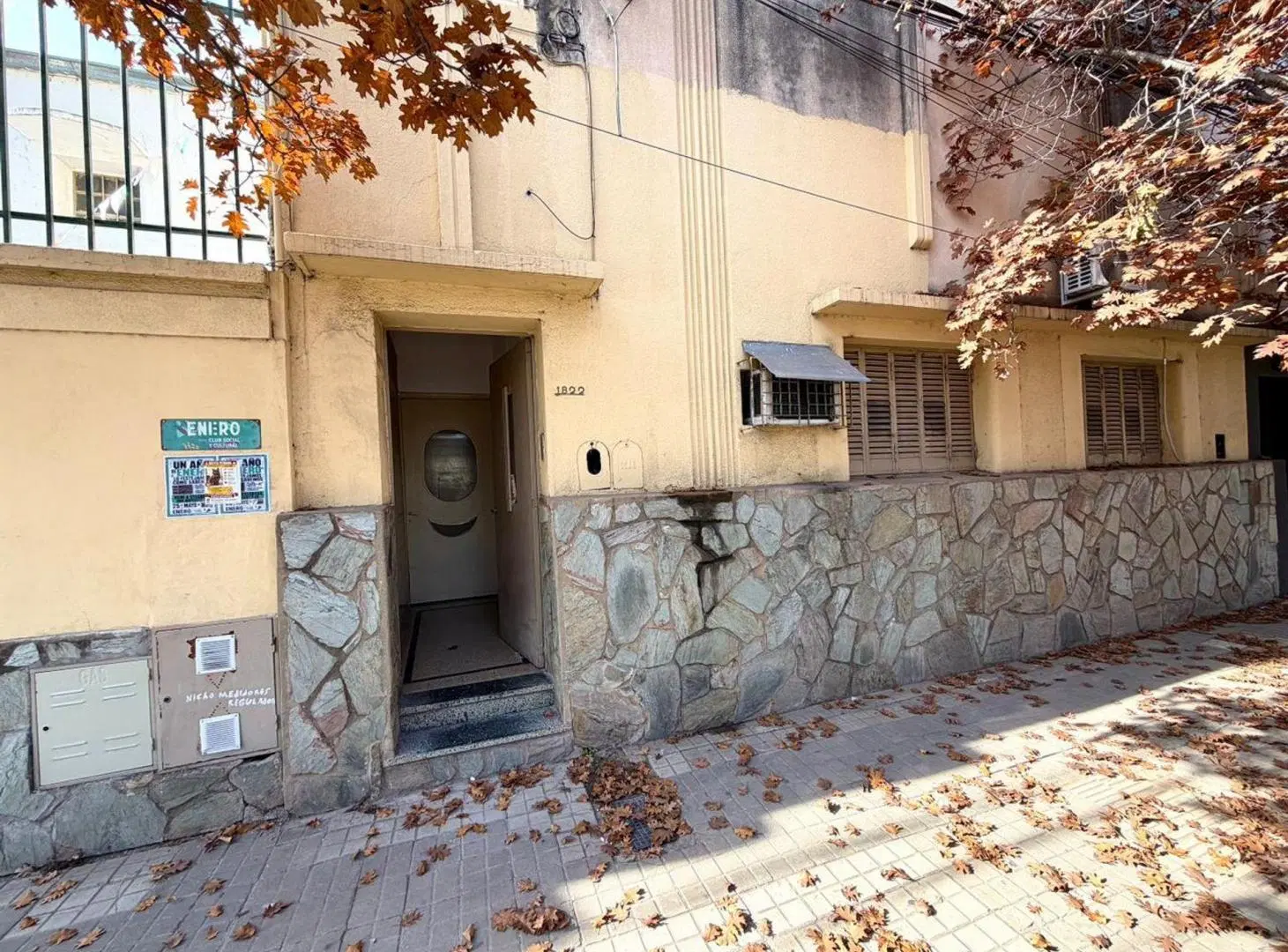 Gran casa de dos dormitorios cochera y patio 4