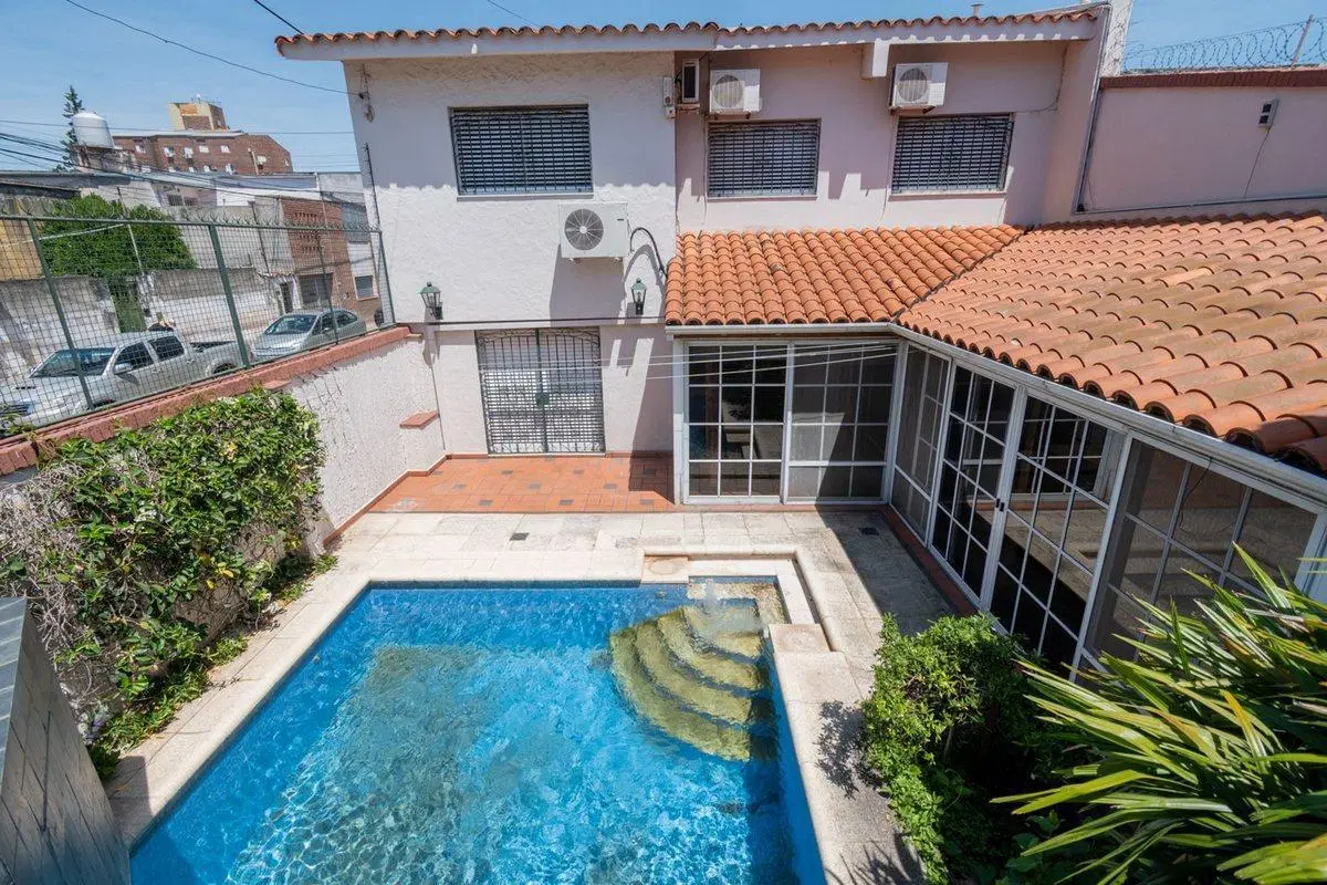 Casa de Categoría a 5 cuadras de BV Pellegrini. 4