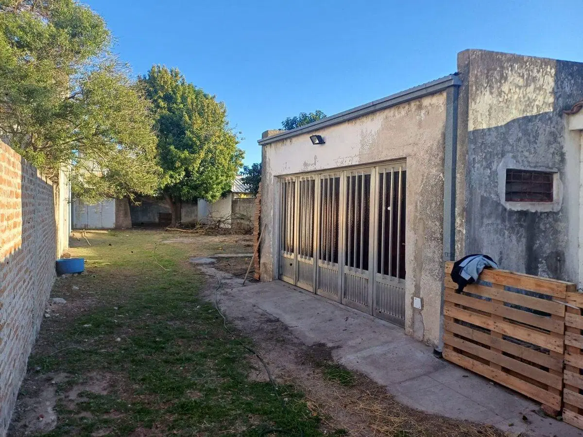 Casa 2 dormitorios con  gran terreno 8