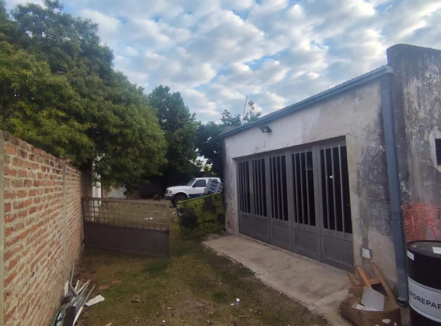 Casa 2 dormitorios con  gran terreno 5
