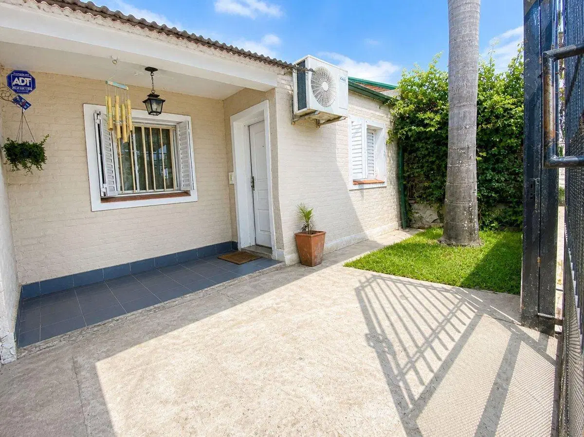 VENTA DE IMPECABLE CASA CON ENORME PATIO 2