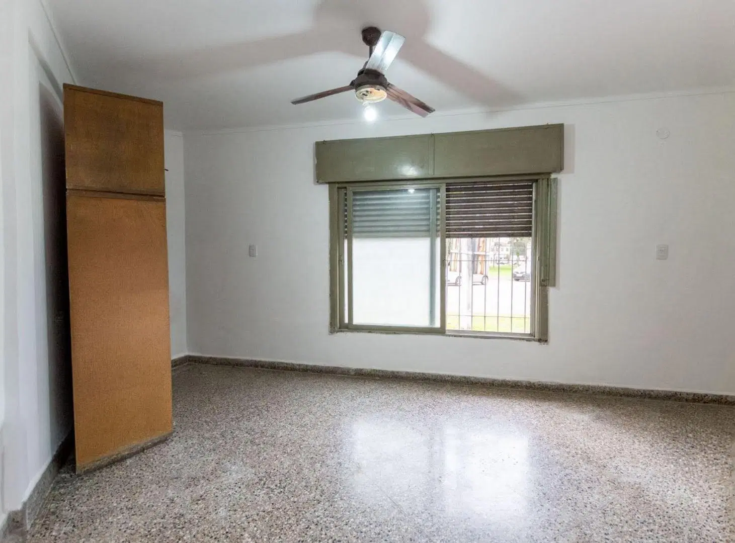 CASA EN VENTA  FRENTE AL PARQUE GARAY 8