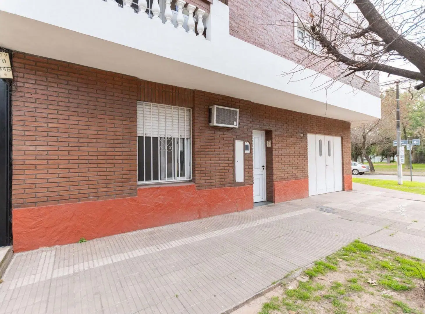CASA EN VENTA  FRENTE AL PARQUE GARAY 2