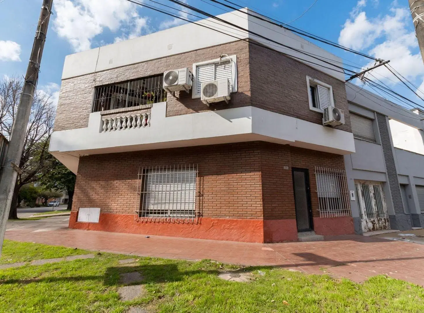 CASA EN VENTA  FRENTE AL PARQUE GARAY 5