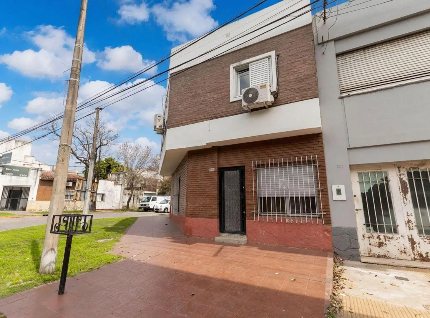 CASA EN VENTA  FRENTE AL PARQUE GARAY 4