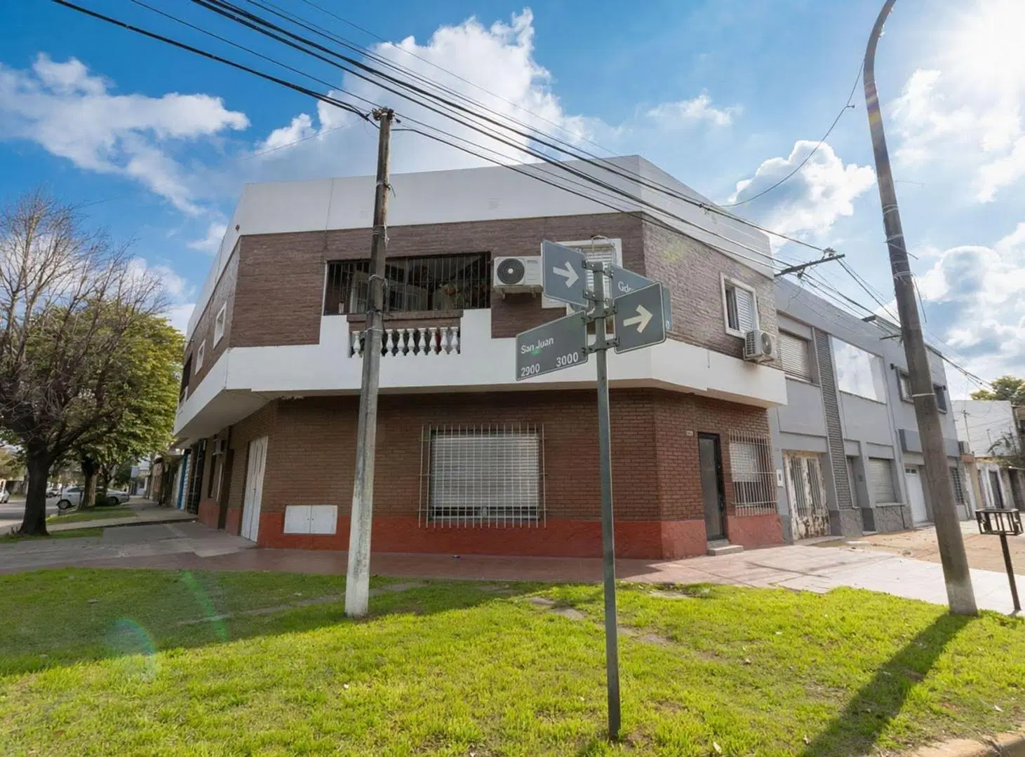 CASA EN VENTA  FRENTE AL PARQUE GARAY 3