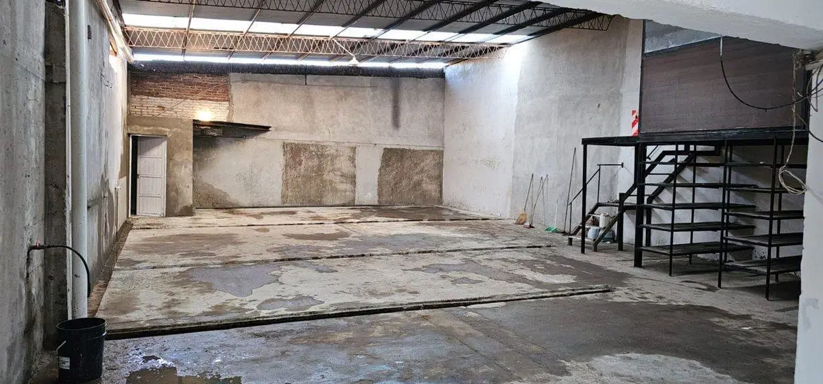 Venta de Galpón zona Hipódromo 5