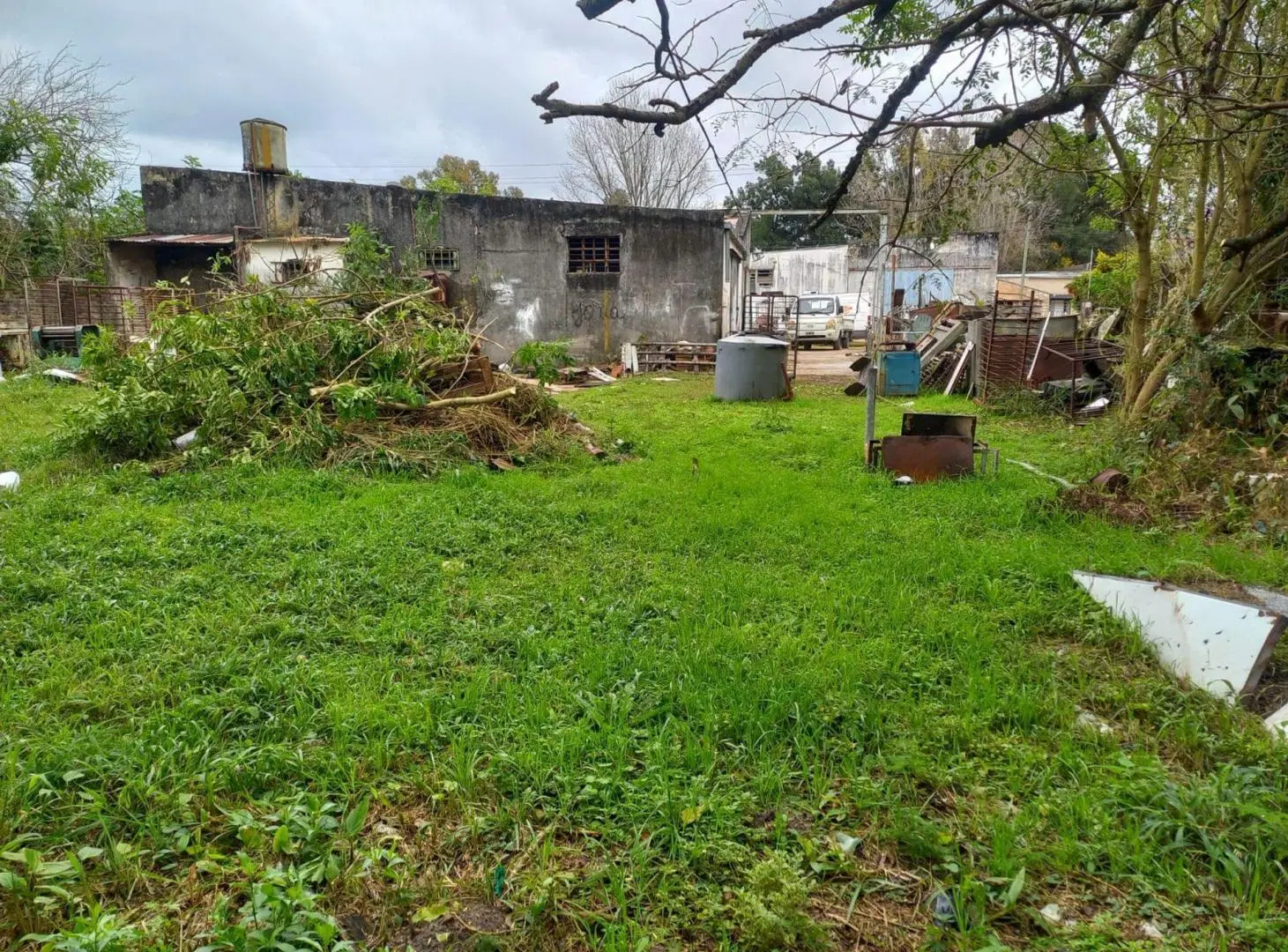 AMPLIO TERRENO EN VENTA CON CONSTRUCCION 4