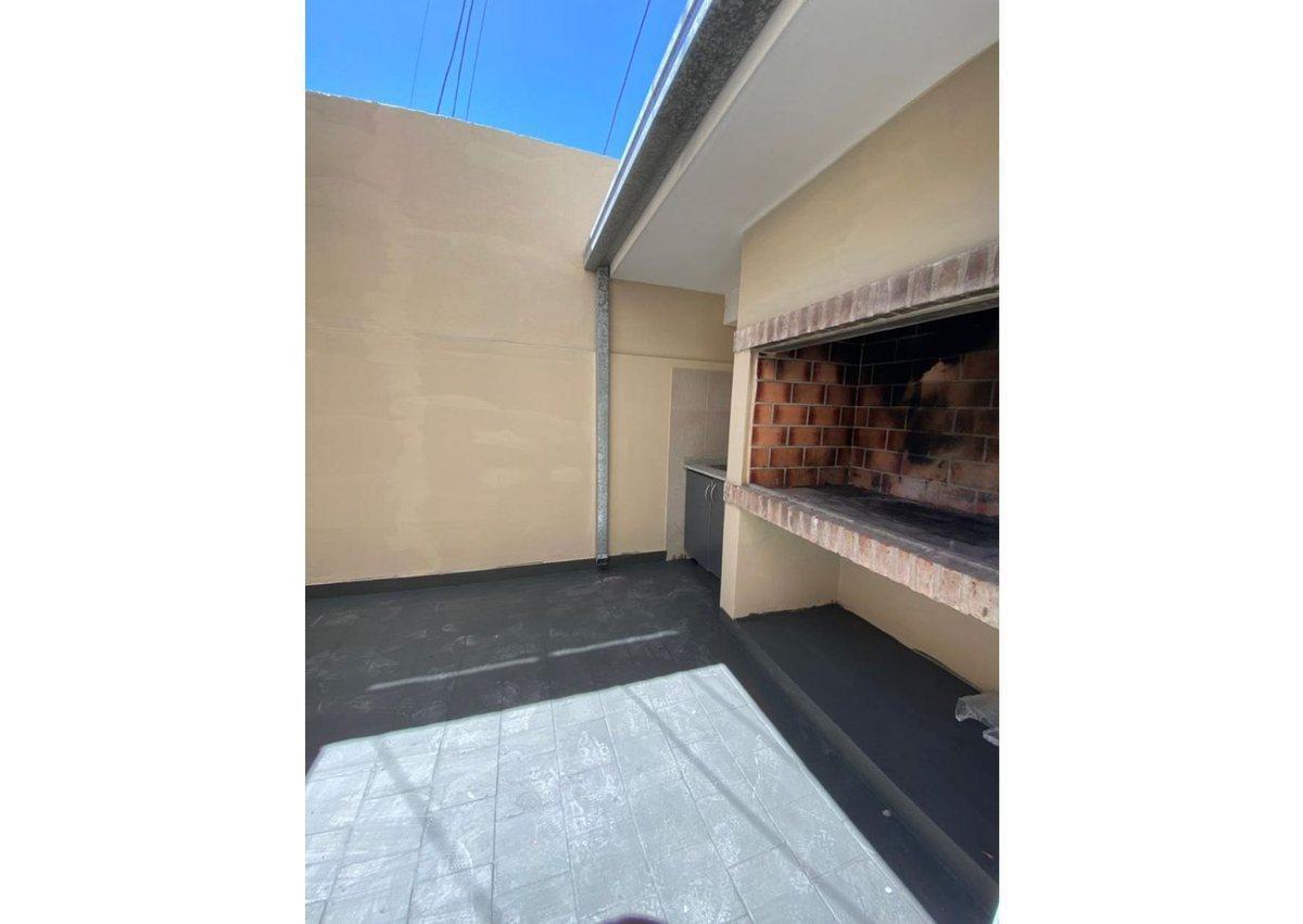 Foto de DPTO DE 4 DORM. PATIO CON ASADOR EN AV. RIVADAVIA, imagen 2