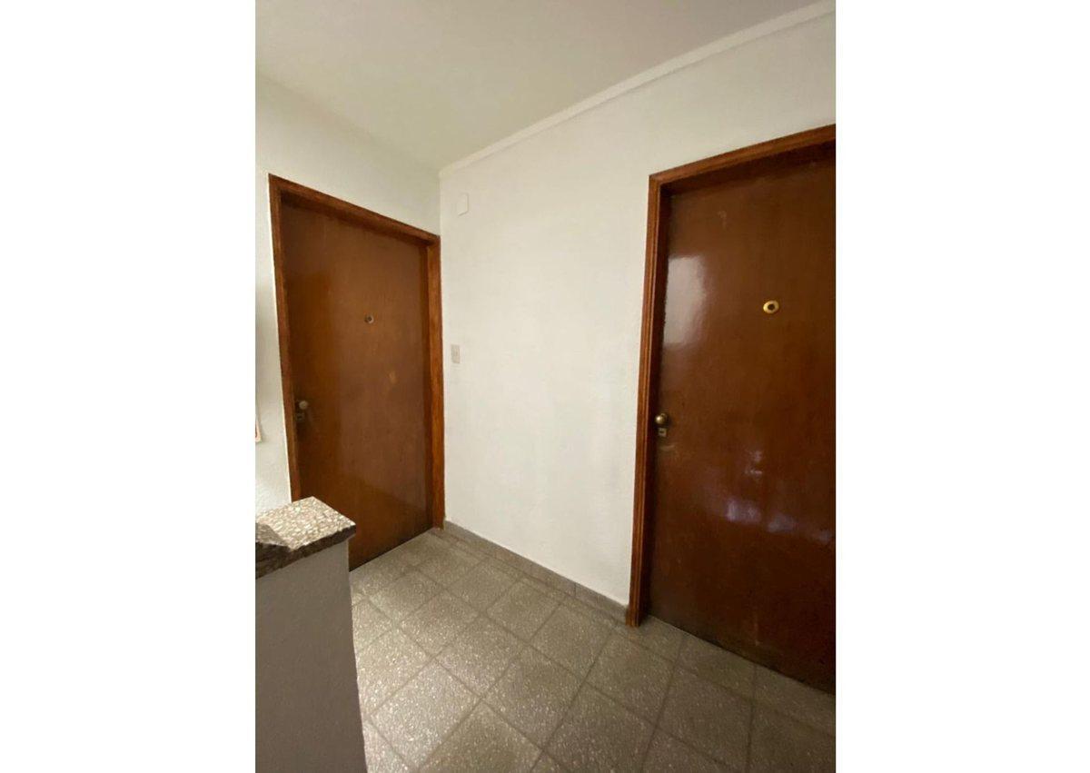 Foto de DPTO DE 4 DORM. PATIO CON ASADOR EN AV. RIVADAVIA, imagen 5