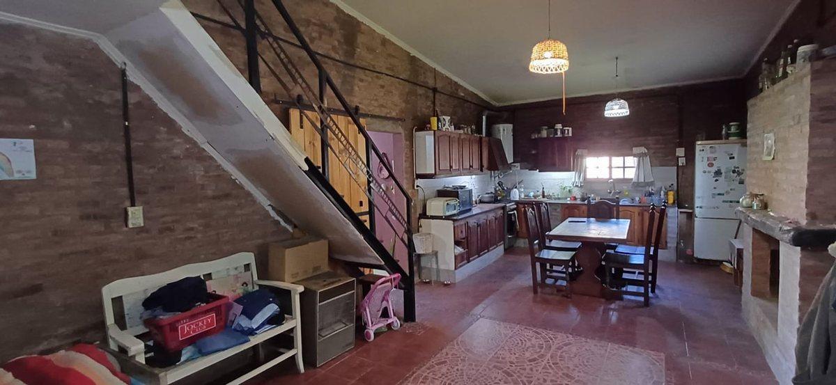 Foto de CASA CUATRO DORMITORIOS CON GRAN PATIO VERDE, imagen 4